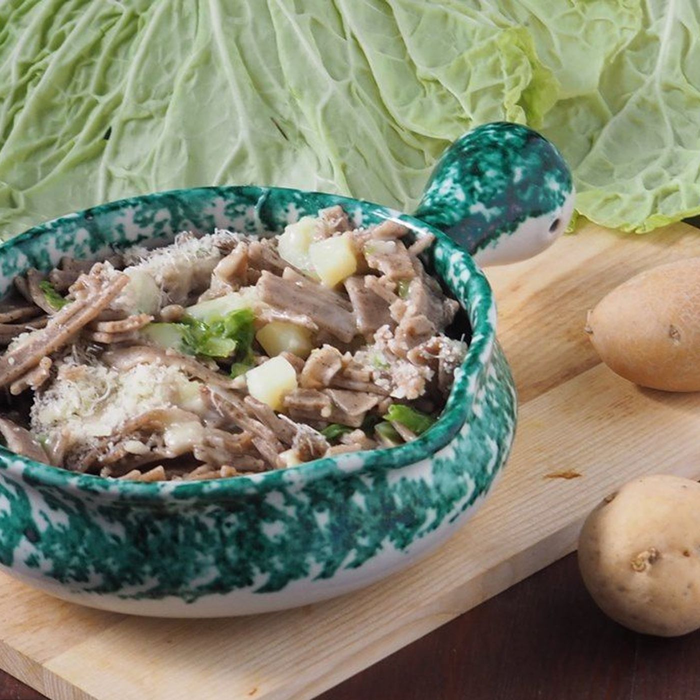 Pizzoccheri con cavolo verza, patate e casera episode artwork