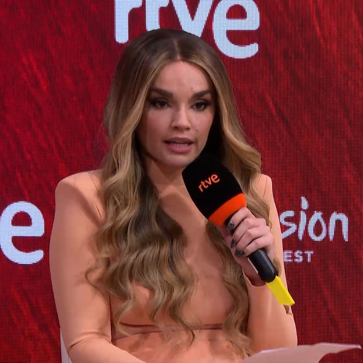 Crónica Rosa: La encerrona a Melody en su rueda de prensa en RTVE