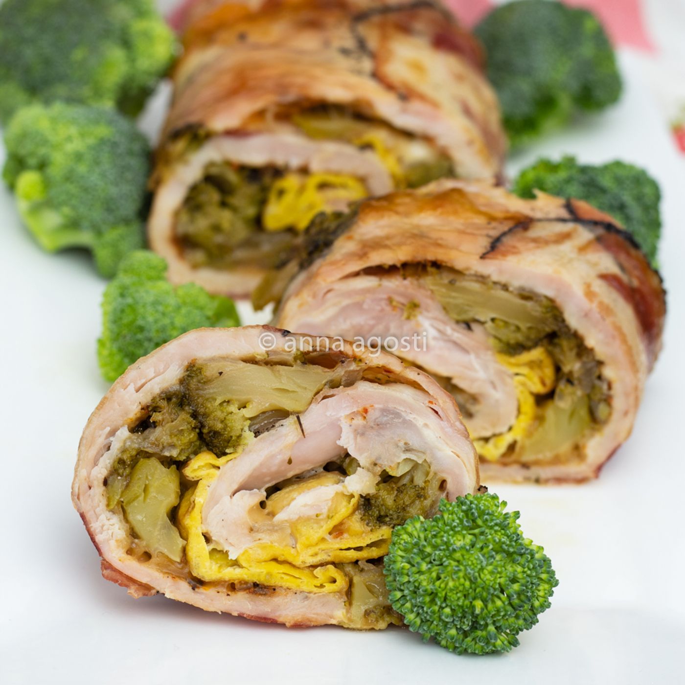 Rotolo di tacchino ripieno con broccoli e frittata.