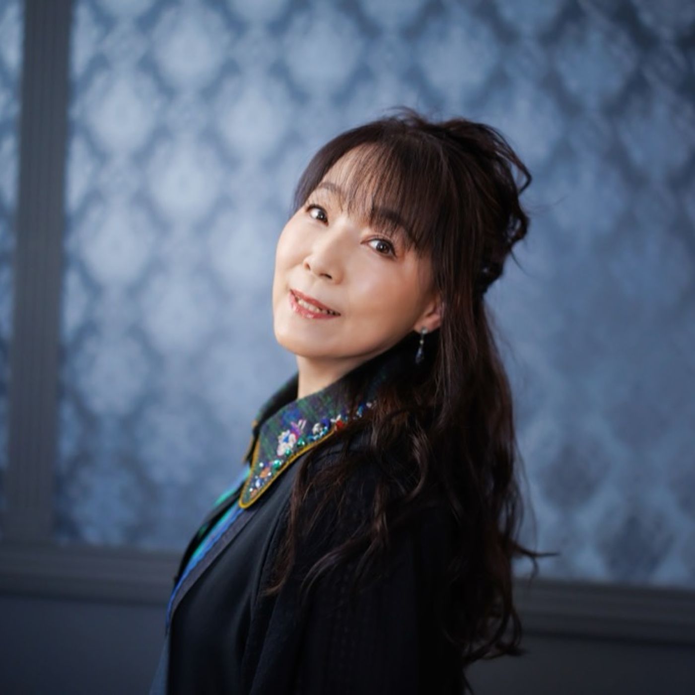 尾崎亜美、デビュー50周年を飾るオリジナル・フルアルバムを9月リリース episode artwork