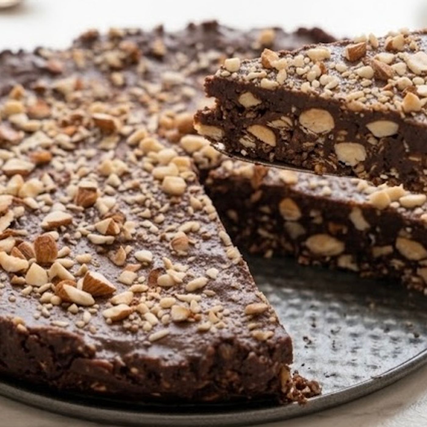 Torta fredda al cioccolato e mandorle senza cottura, vegana e senza zuccheri aggiunti