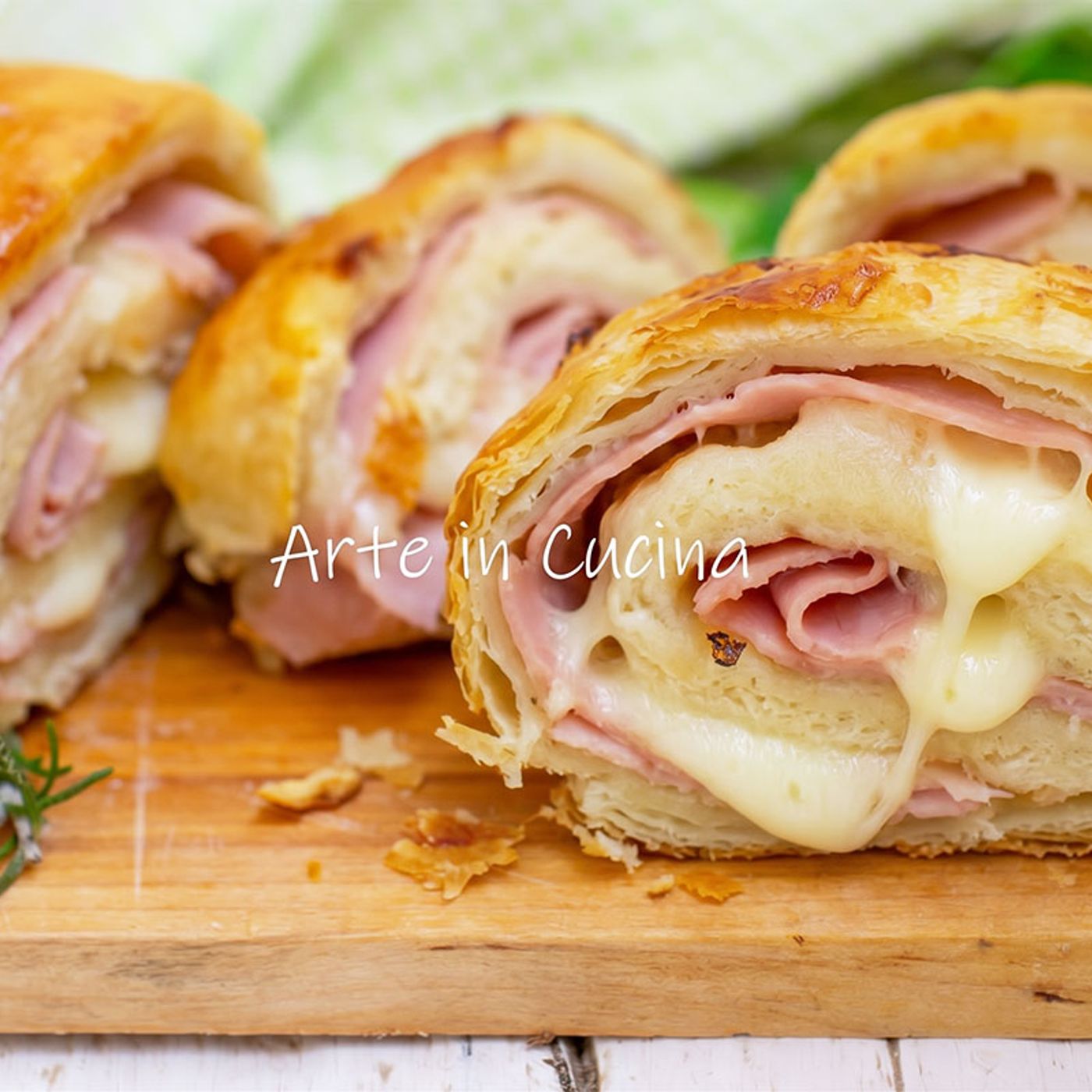 Rotolo di sfoglia con prosciutto e provola (Antipasto in 5 minuti)