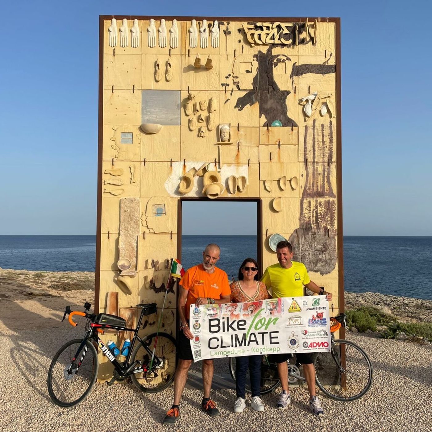 radio H2E -Domenico e Pietro bandiera italiana e il Globo di Nordkapp episode artwork