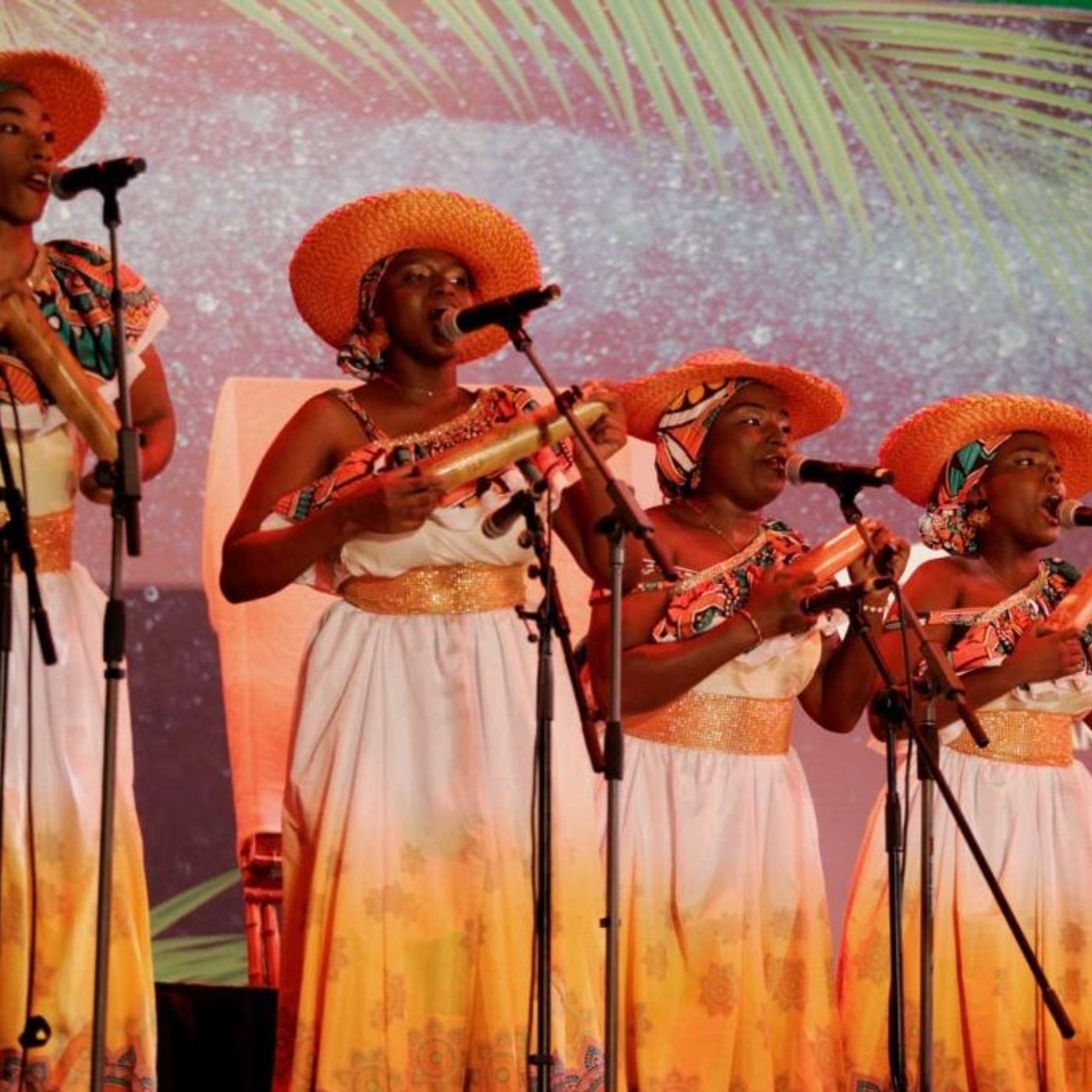 CANTOS, TAMBORES Y TRADICION.