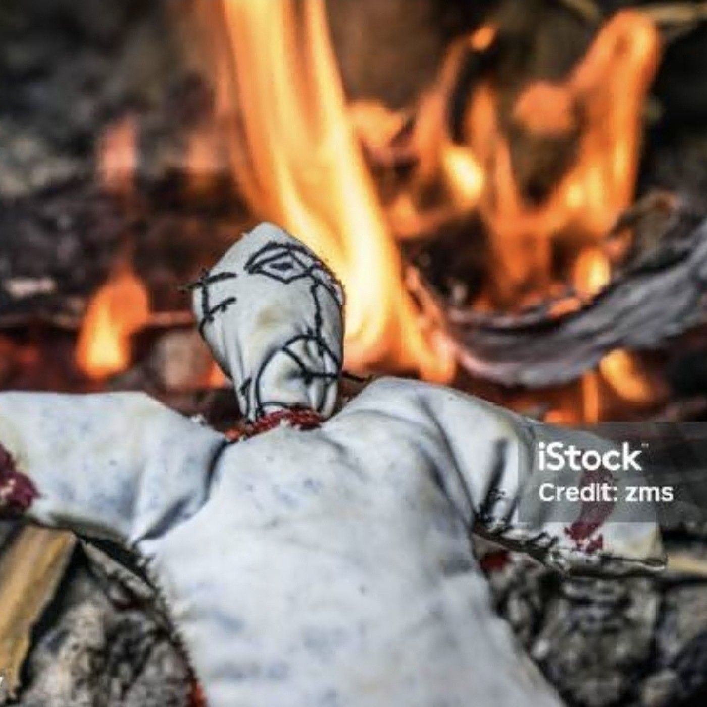 Una muñeca en la hoguera