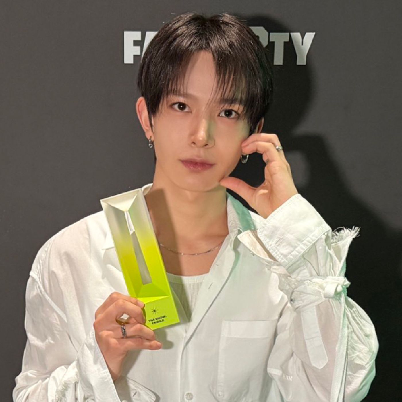 Watch: EVAN Scores His 1st-Ever Solo Win With “Death of Me” On “The Show” | Soompi