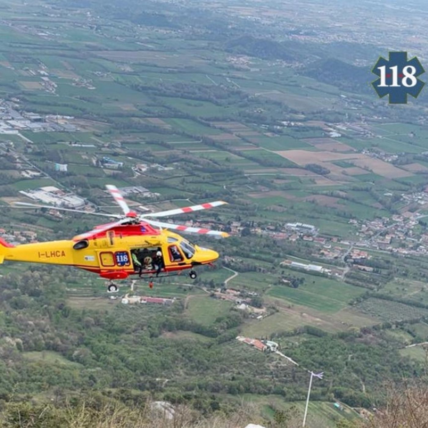 Ciclista trovato a terra dolorante: soccorso in elicottero vicino a Malga Busette episode artwork