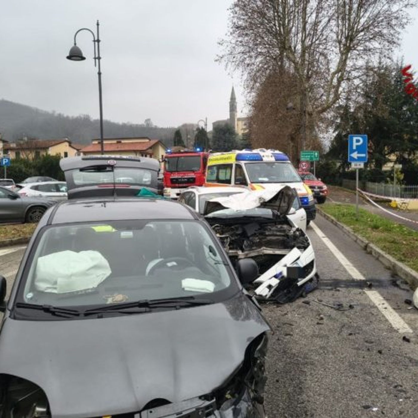 Violento frontale fra due auto in pieno centro: due feriti, grave un anziano