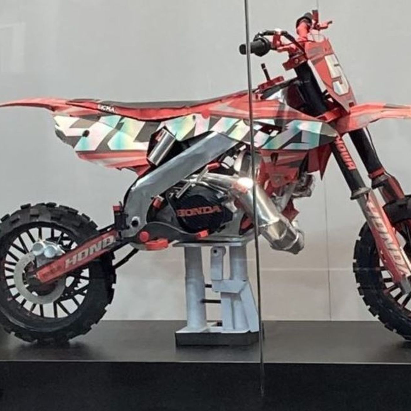 Progetta una moto in carta e la espone in fiera, Francesco realizza il suo sogno episode artwork