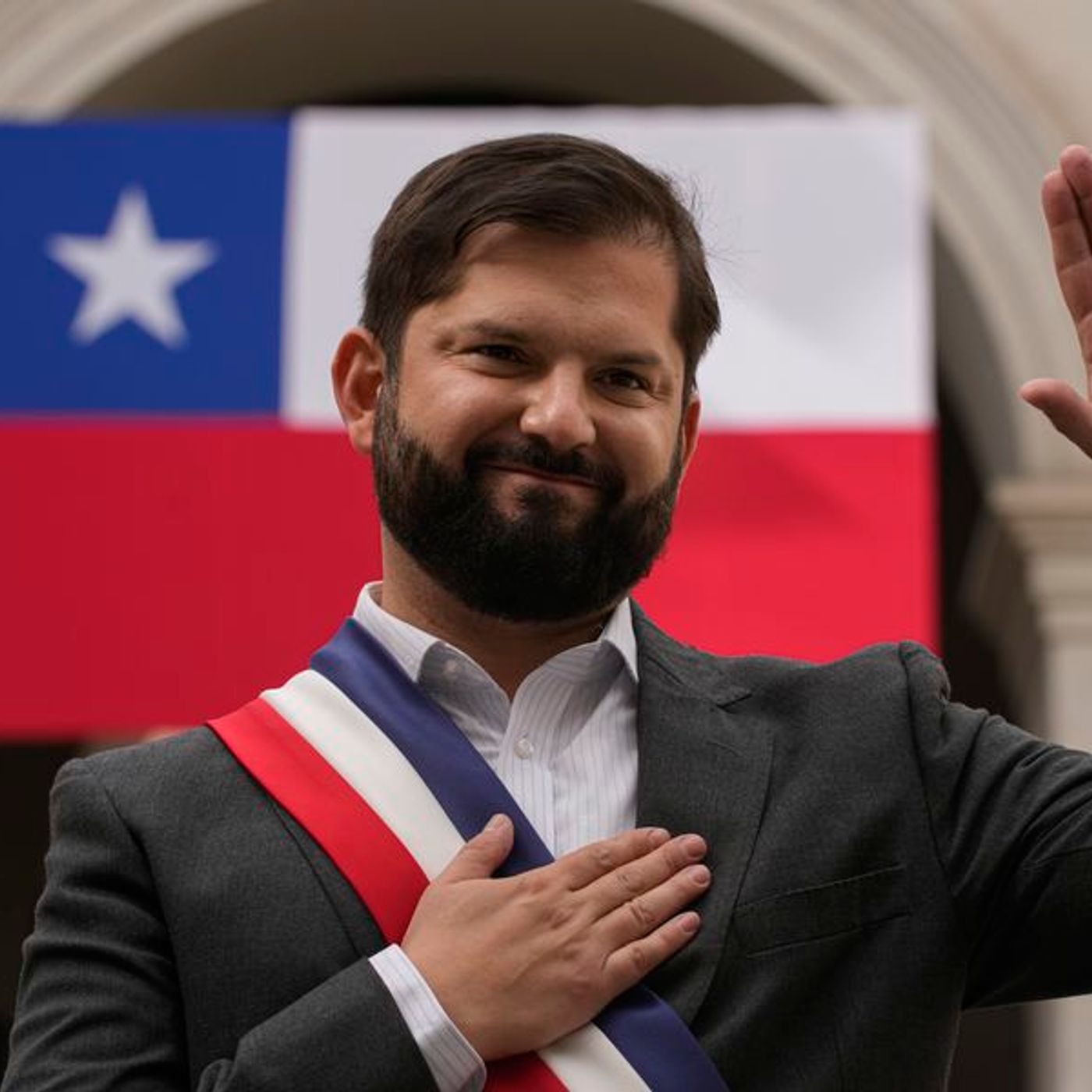 Presidente Boric condena expulsión,30 de personal diplomático: "Demuestra un desprecio por los miles: de venezolanos que viven en Chile" 43 episode artwork