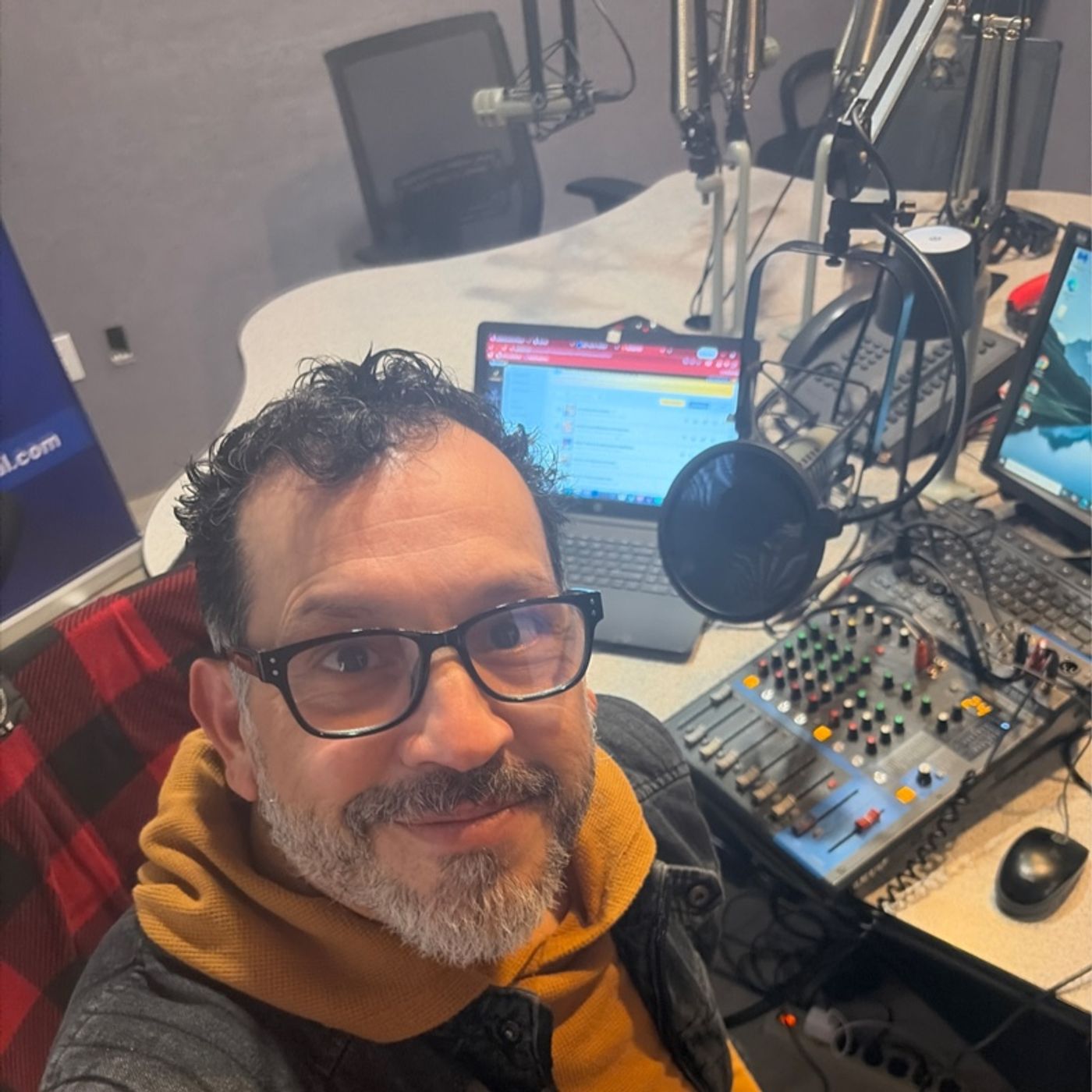 Saludos desde la radio jeje