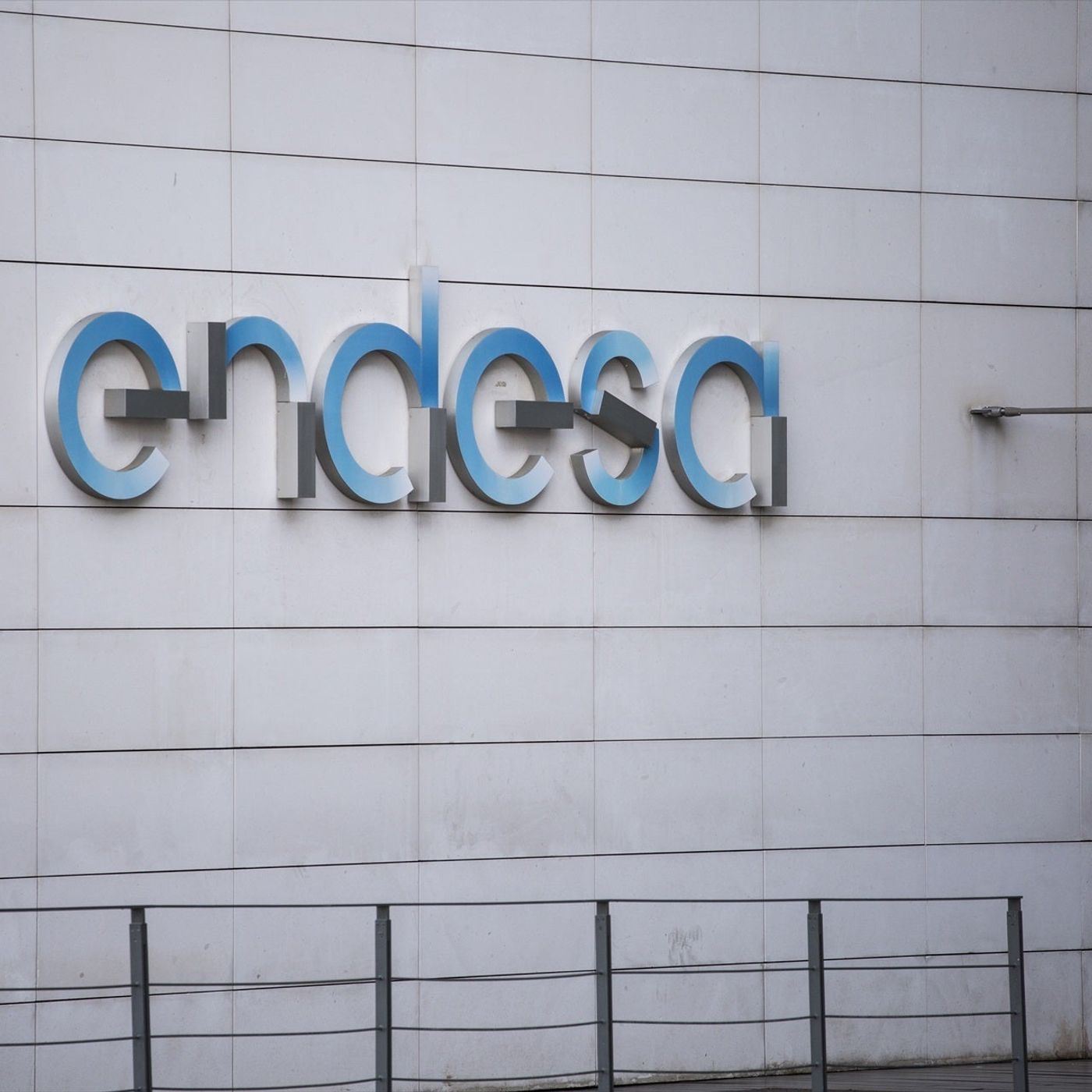 La Brújula de la Economía: El efecto en el petróleo de las palabras de Trump, el cambio de directiva de Endesa y la actualidad de Indra (24/ episode artwork