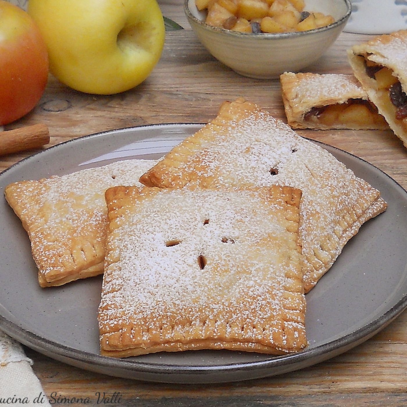 Mini pie di mele con pasta sfoglia: fagottini croccanti e golosi pronti in 15 minuti!
