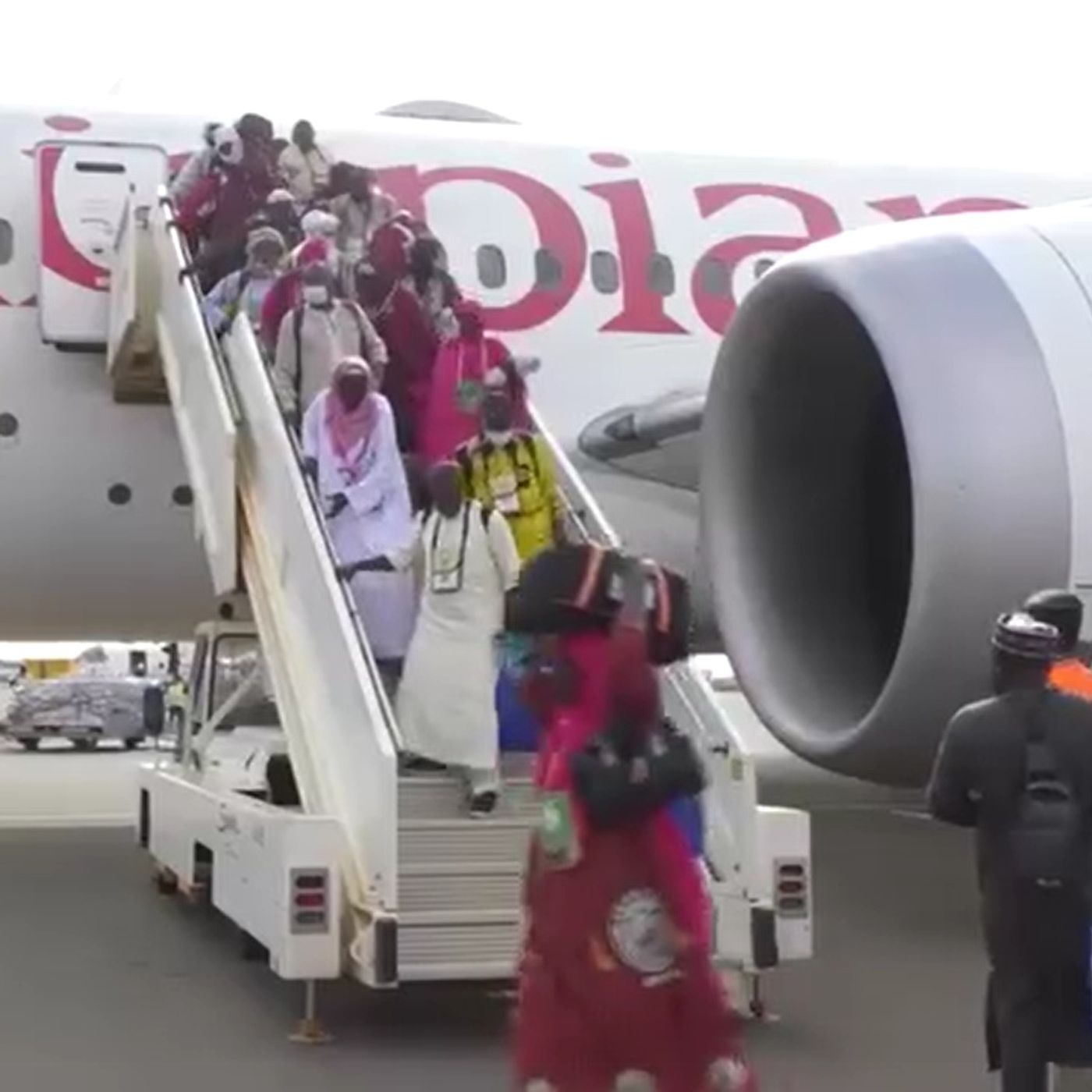 Le journal du 08 mai - report du premier vol charter des pèlerins nigériens episode artwork