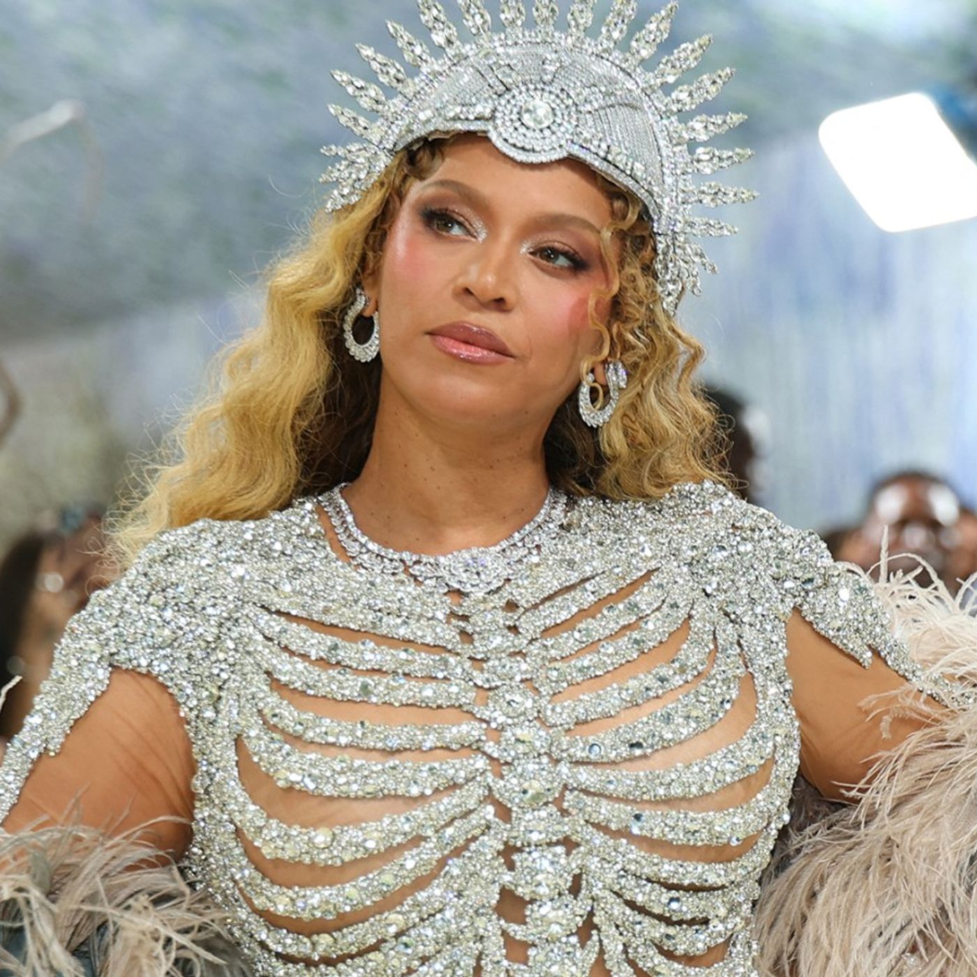Beyoncé Is Selling a Wooden Box to Get Your Beekeeper Dreams Off the Ground For $948 episode artwork