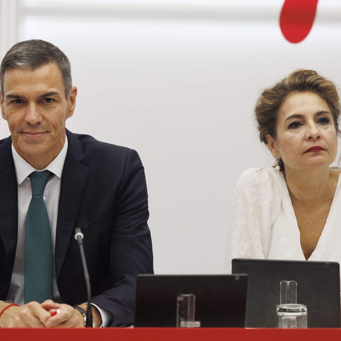 Tertulia La Trinchera. Hacienda acosa a los españoles, pero se olvida de la familia Sánchez