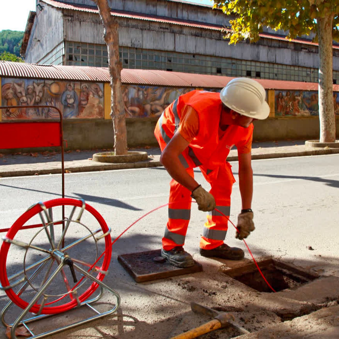 La fibra ottica fantasma in Campania: cantieri devastanti e internet veloce resta un miraggi