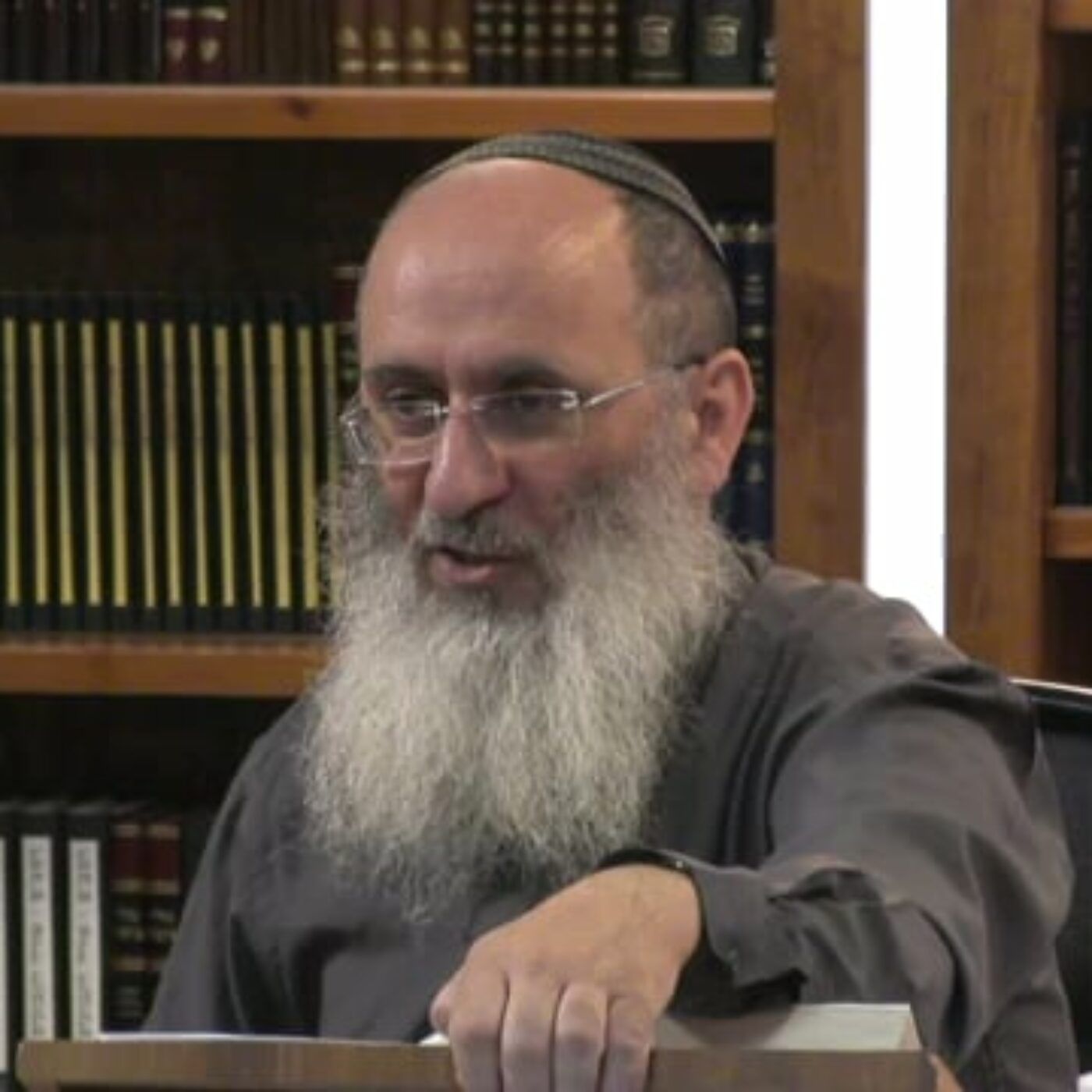 היאוש של עשו אפשר את מכירת הבכורה – הטבח יורש את הצייד | הרב אורי עמוס שרקי