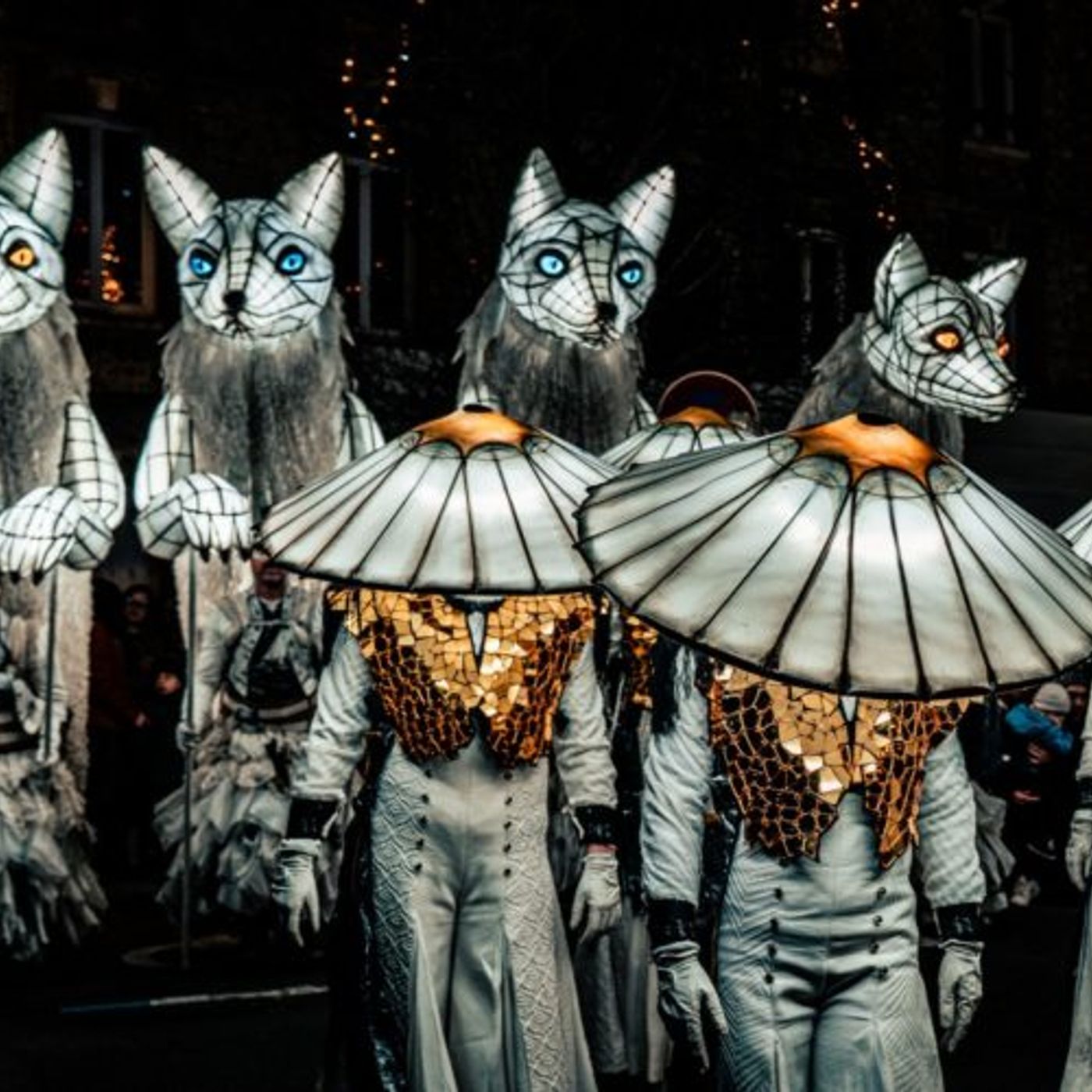 La danza luminosa delle volpi giganti in prima nazionale per il via a Operaestate episode artwork