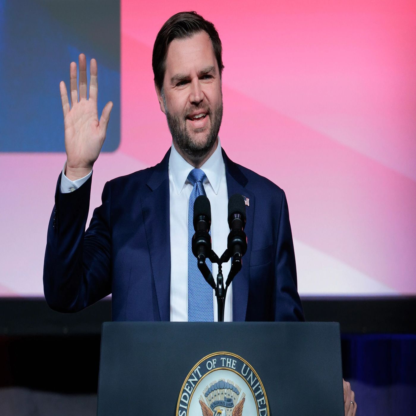 JD Vance being an idiot, a new US football player charging onto the scene, and trying to hook up The Ones In Front with 李培庆, who is having n