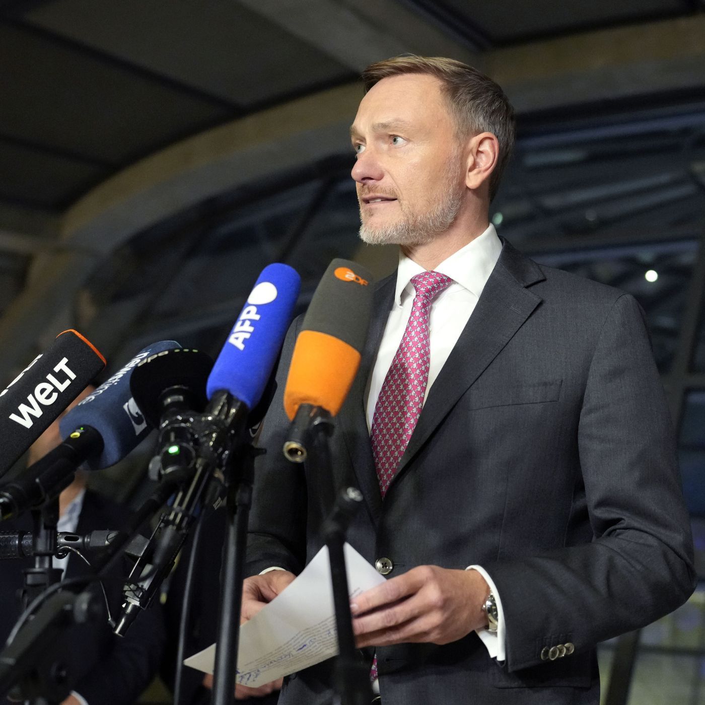 Germania nel caos. il ministro Lindner propone elezioni anticipate a inizio 2025. Scholz lo licenzia | 07/11/2024 | Il Corsivo episode artwork