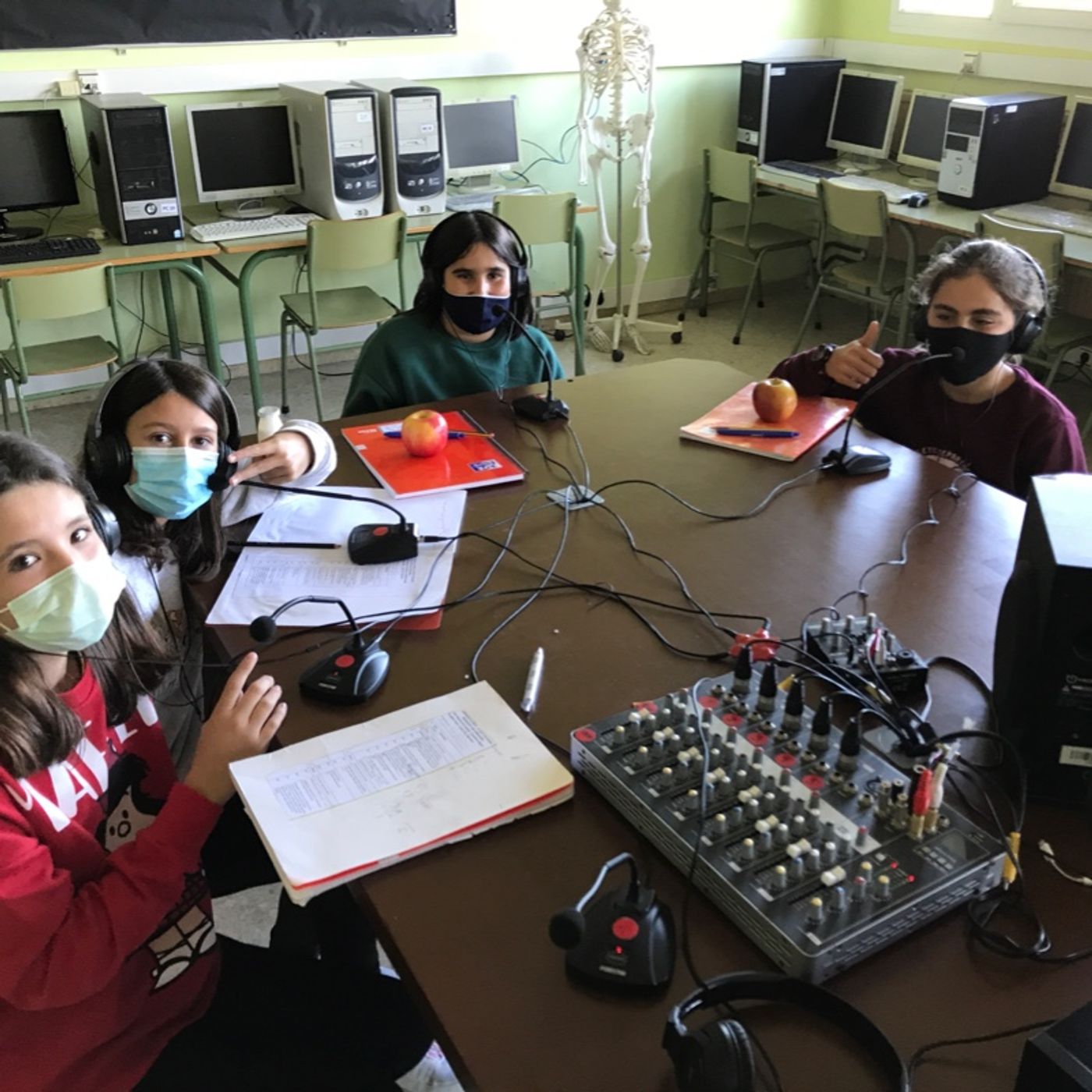 6A Ruben - Entrevista a Julia, nuestra nueva compañera - Noa, Ava y Paula Ab episode artwork