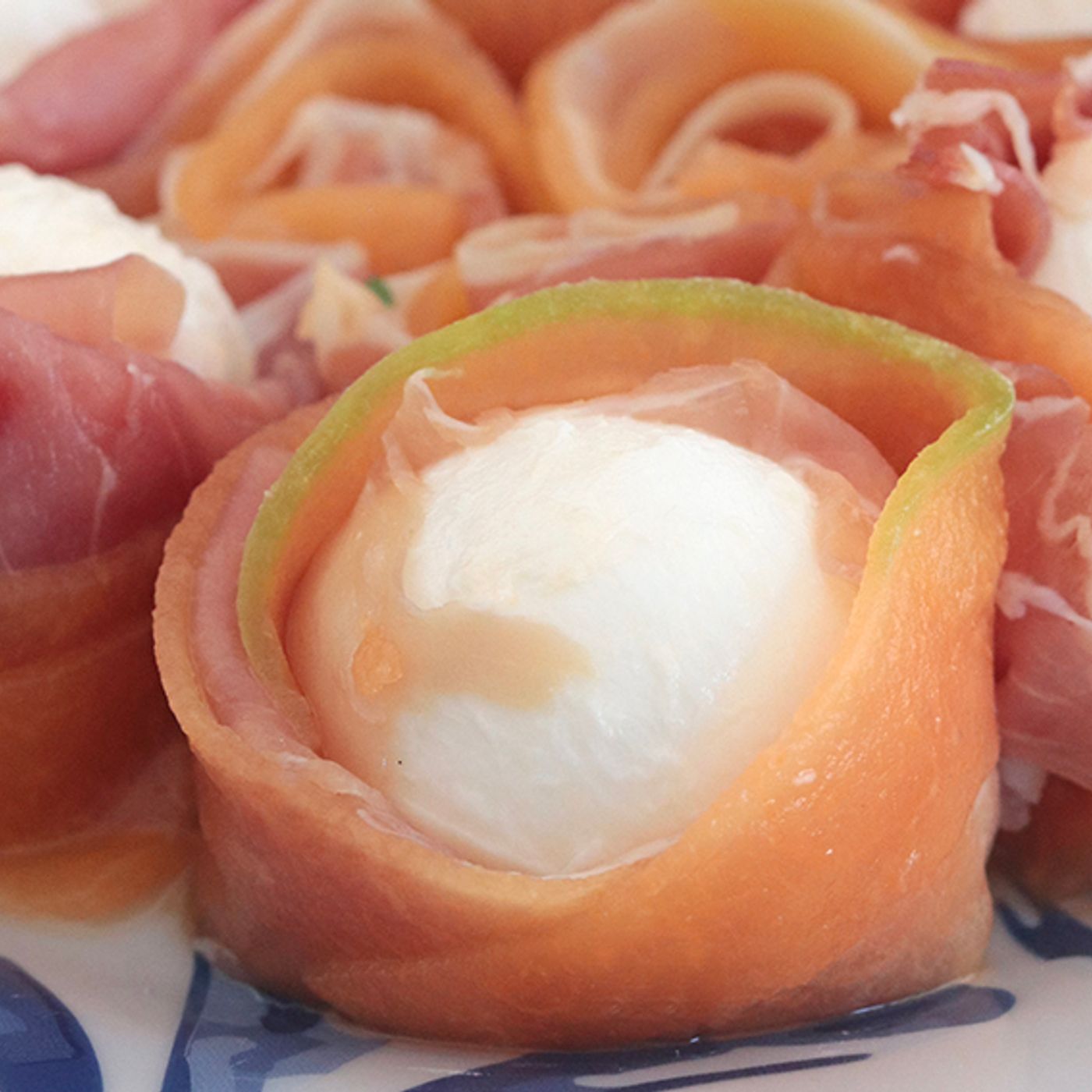 Rose di prosciutto melone e mozzarella
