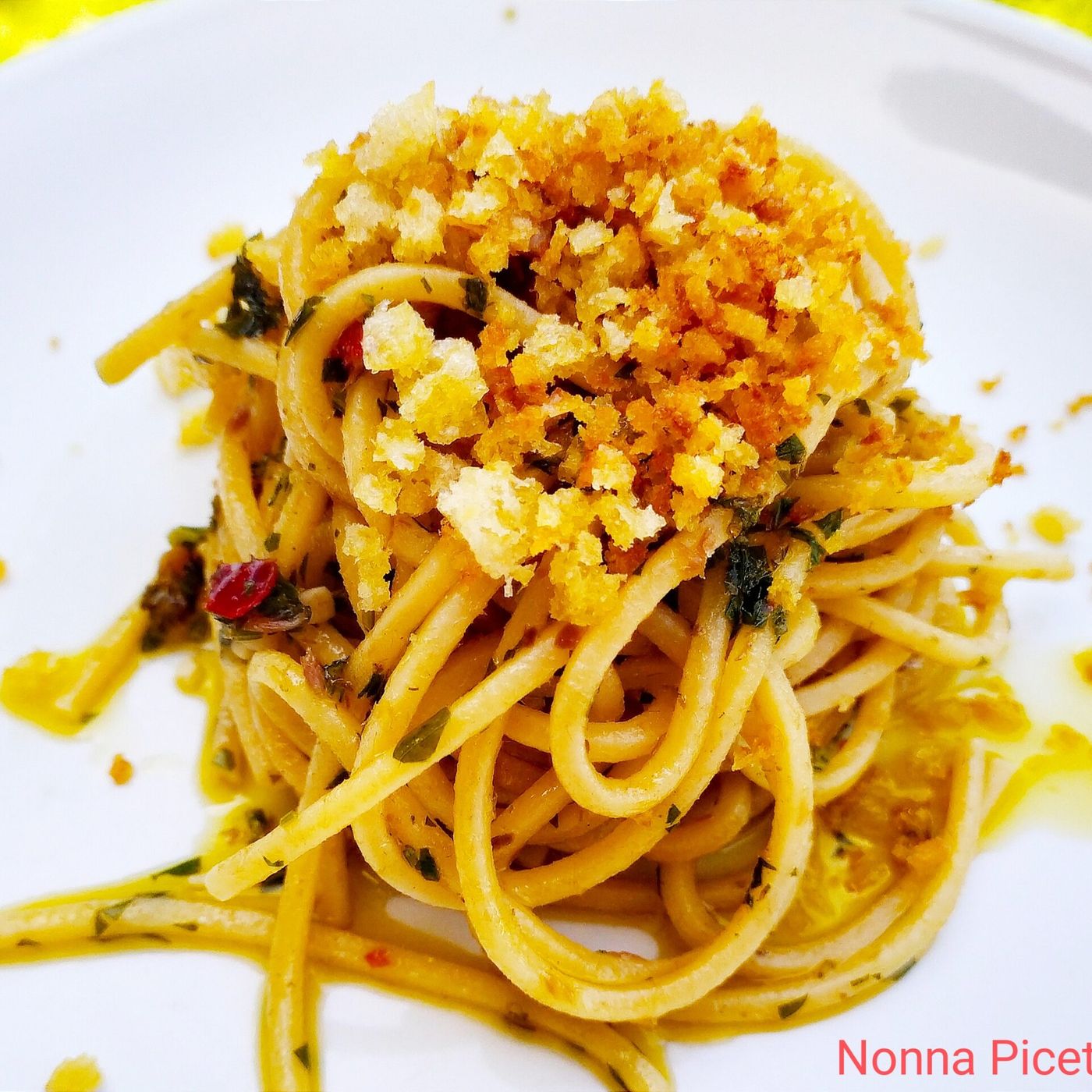 Spaghetti con acciughe sott'olio e mollica di pane alla calabrese episode artwork