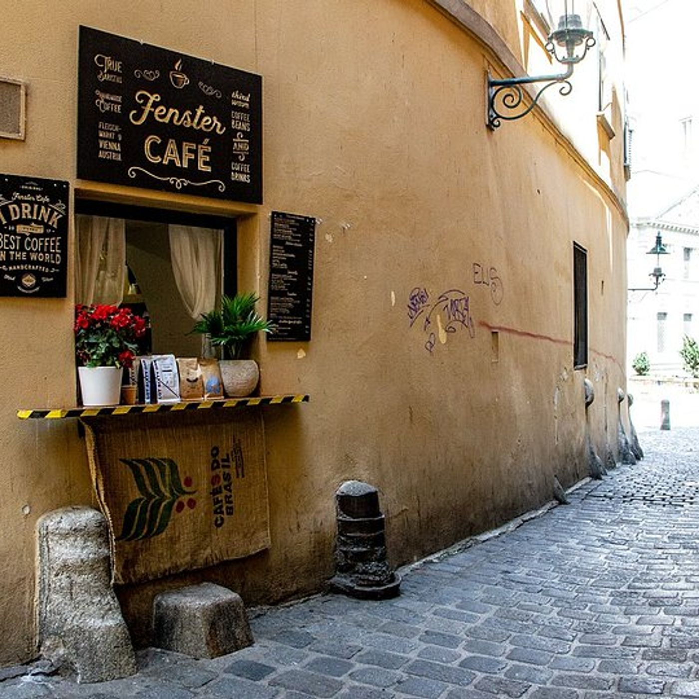 Il Fenster Café di Vienna il caffè servito da una finestra che ha conquistato l’Europa episode artwork