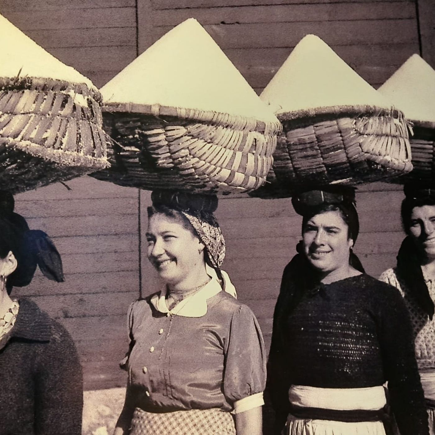 What do these Portuguese women have on their heads? episode artwork