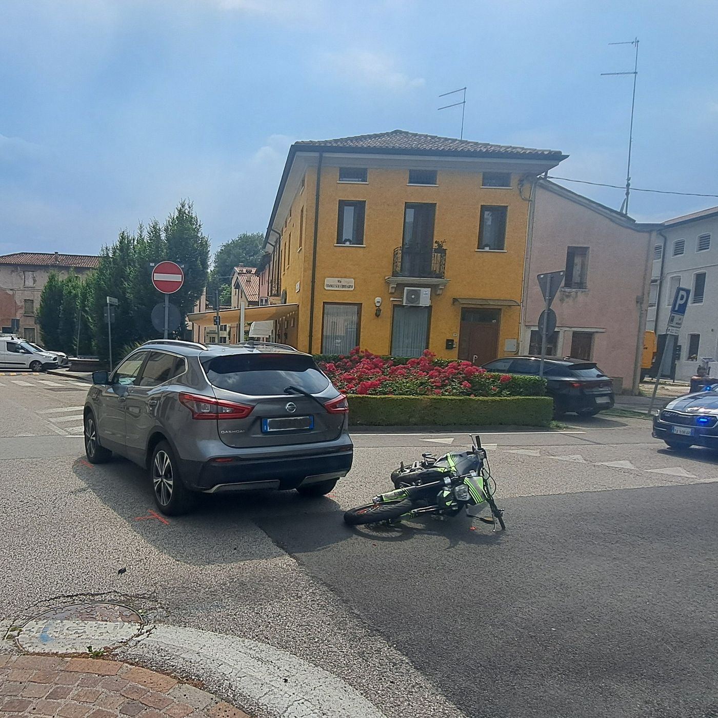 Scontro auto-moto in rotatoria, 16 di Carrè in ospedale episode artwork