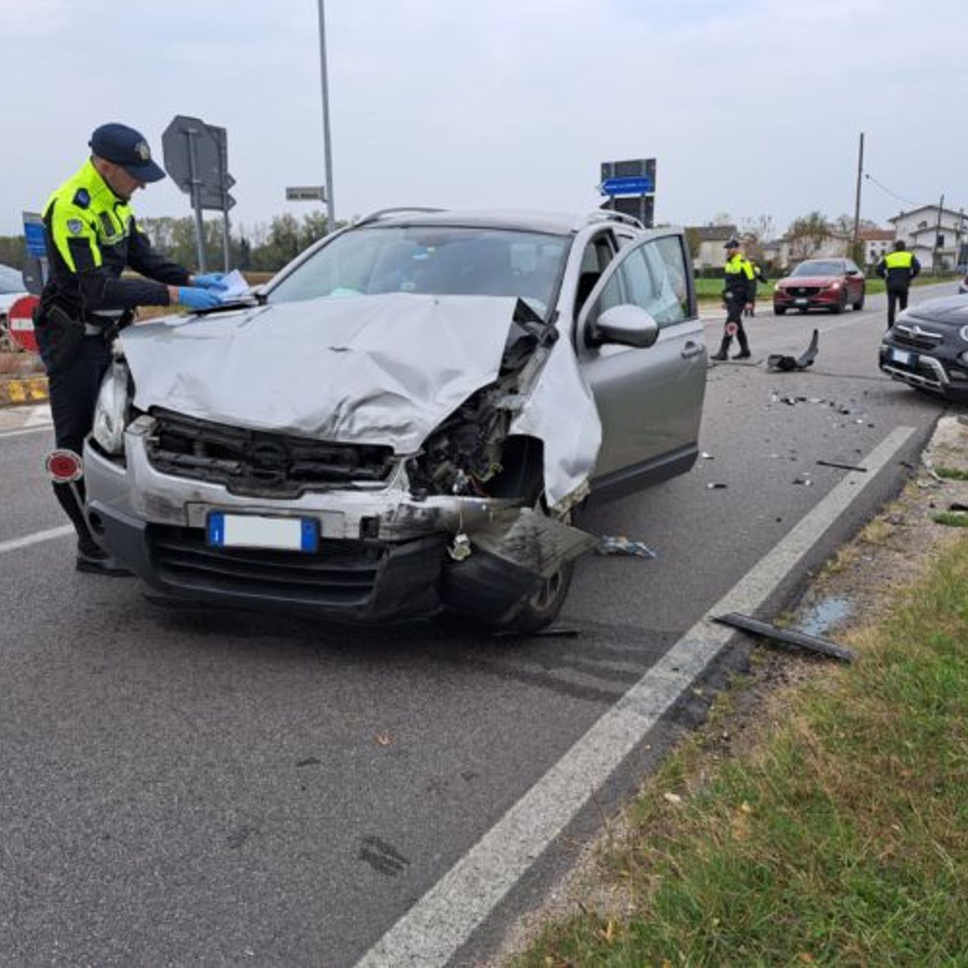 Violento scontro all’incrocio: tre feriti