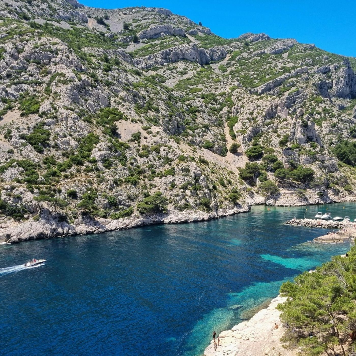 Les Calanques de Marseille : un paradis sauvage entre falaises et mer turquoise episode artwork