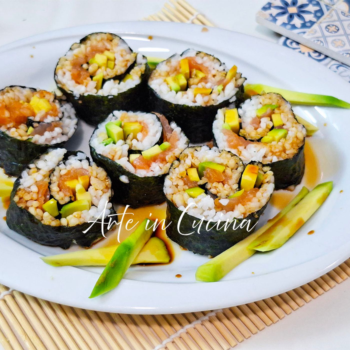 FUTOMAKI SUSHI con salmone e avocado