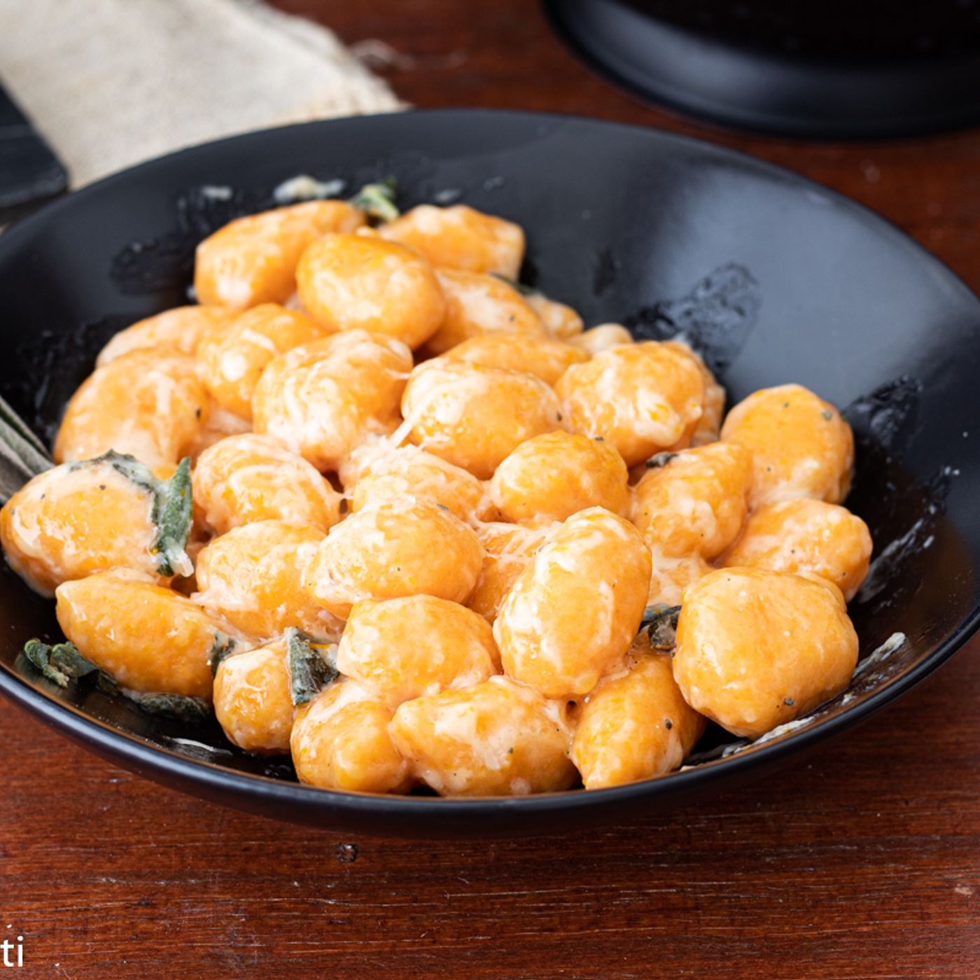 Gnocchi di zucca alla Mantovana: la ricetta originale con amaretti e mostarda episode artwork