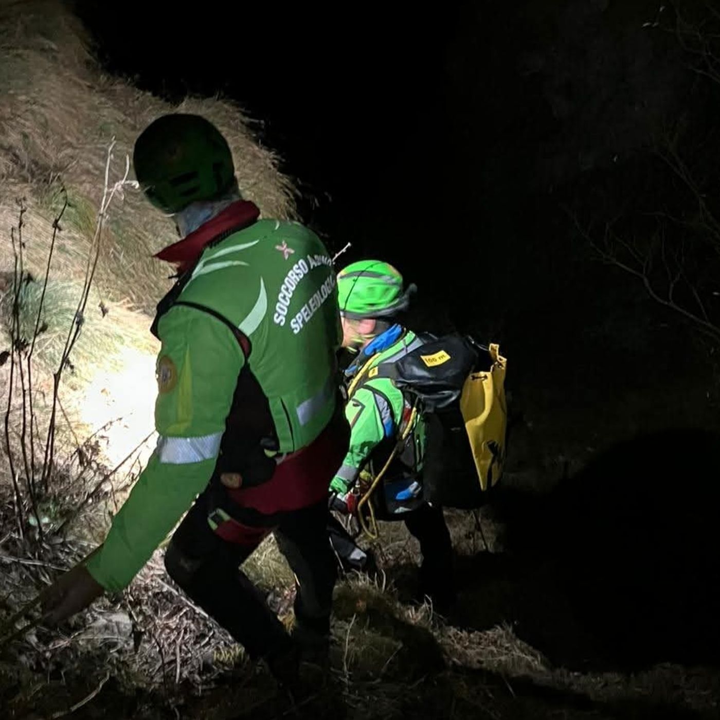 Soccorsi due escursionisti e il loro cane ferito Soccorsi due escursionisti e il loro cane ferito