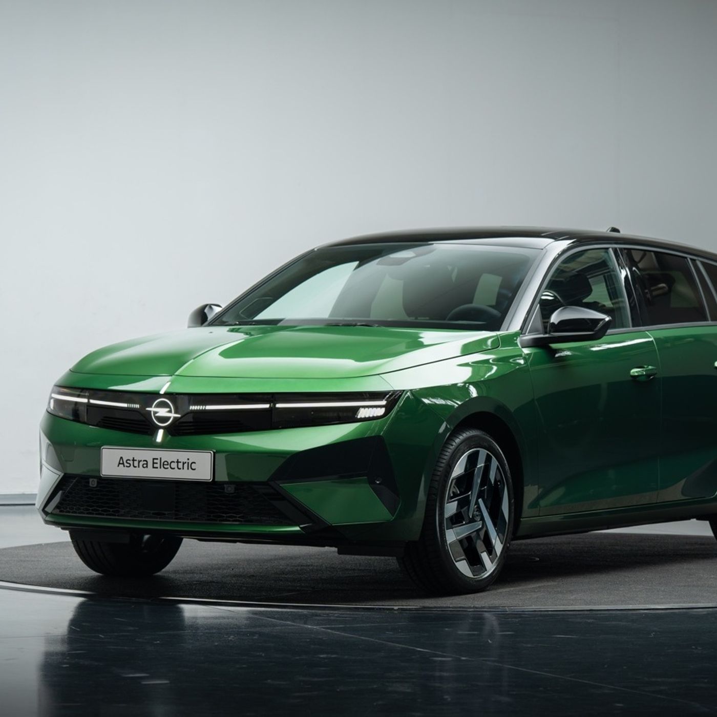 Opel Astra e Astra Sports Tourer: la compatta si rinnova tra design, luce e comfort