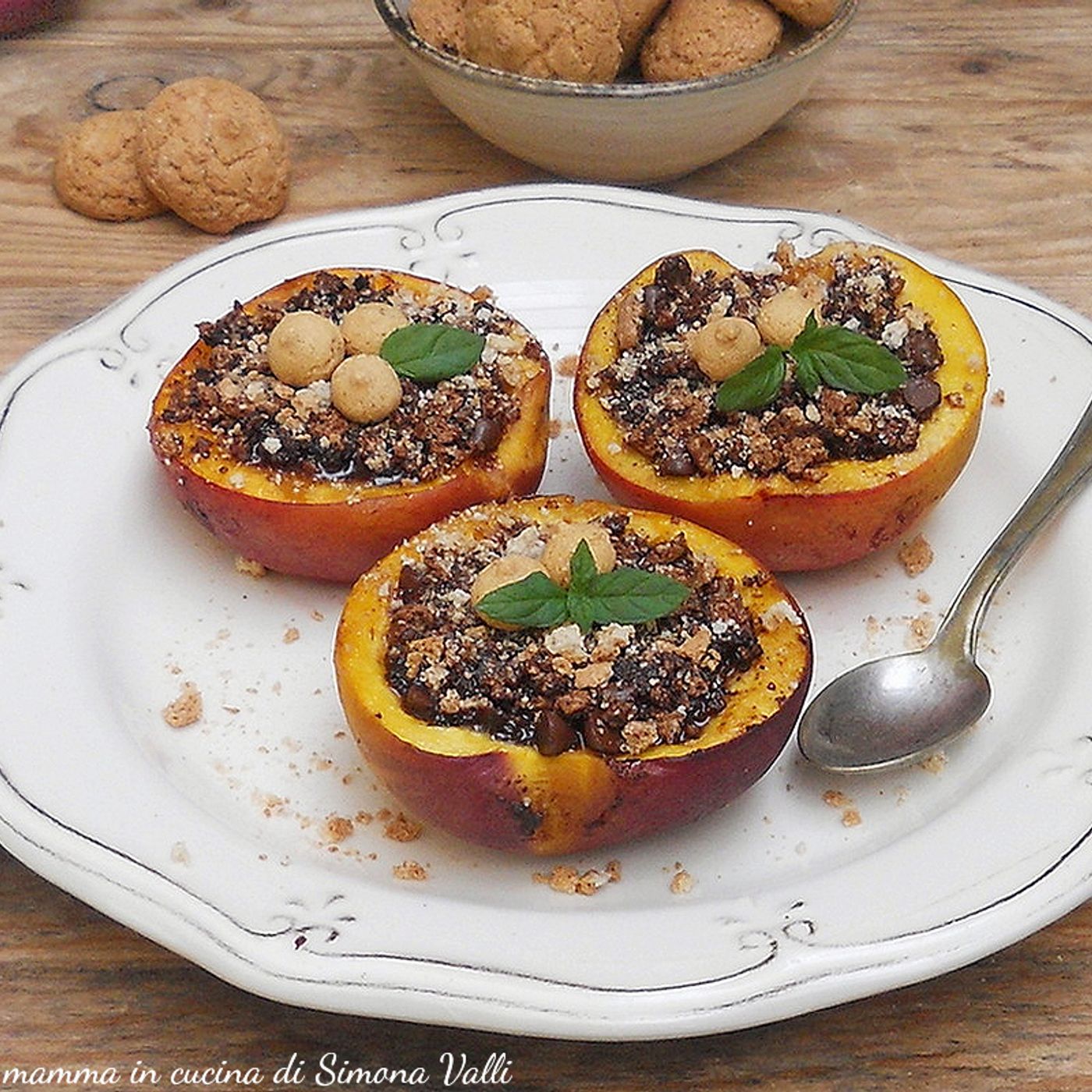 Pesche ripiene al forno con amaretti e cioccolato (senza uova)