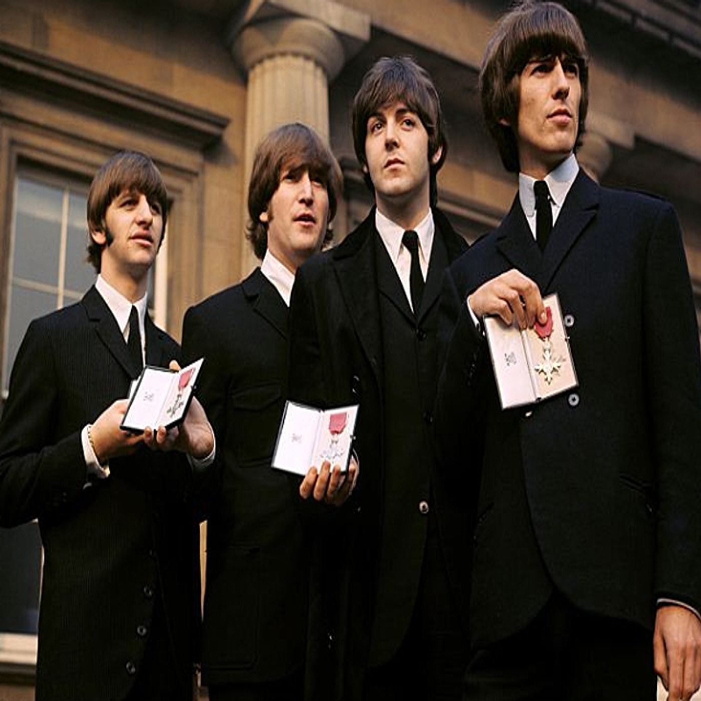 El Club de los Beatles: The Beatles recibiendo su MBE episode artwork