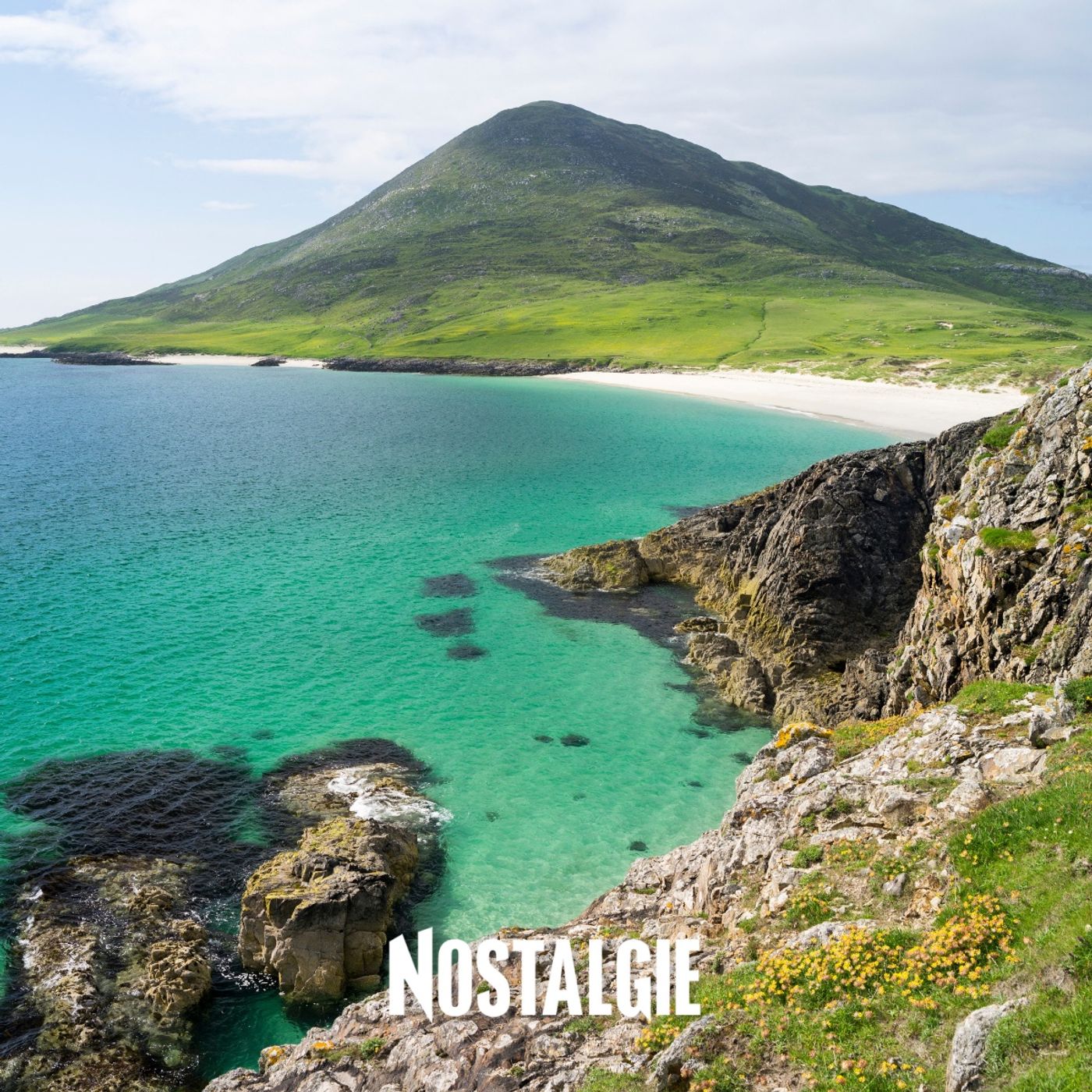 Dalmore, la plage secrète d'Écosse qui a tout d'un paradis : rochers vieux de 3 milliards d'années, eau turquoise et soleil couchant episode artwork