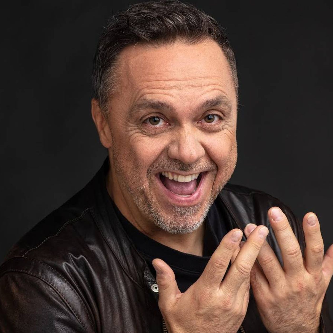 Gabriele Cirilli: «Gli spettacoli parlano di tutte le cose che non reggo più» episode artwork