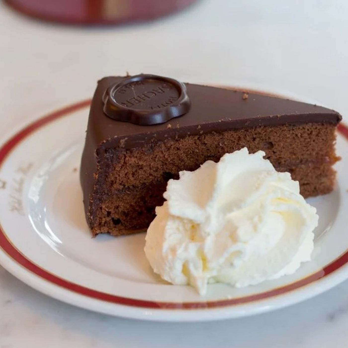 Nuovi TGV in ritardo - Cena di fine anno, prezzi cioccolato alle stelle - Trump vuole che la CNN sia venduta - Meteo Milano e