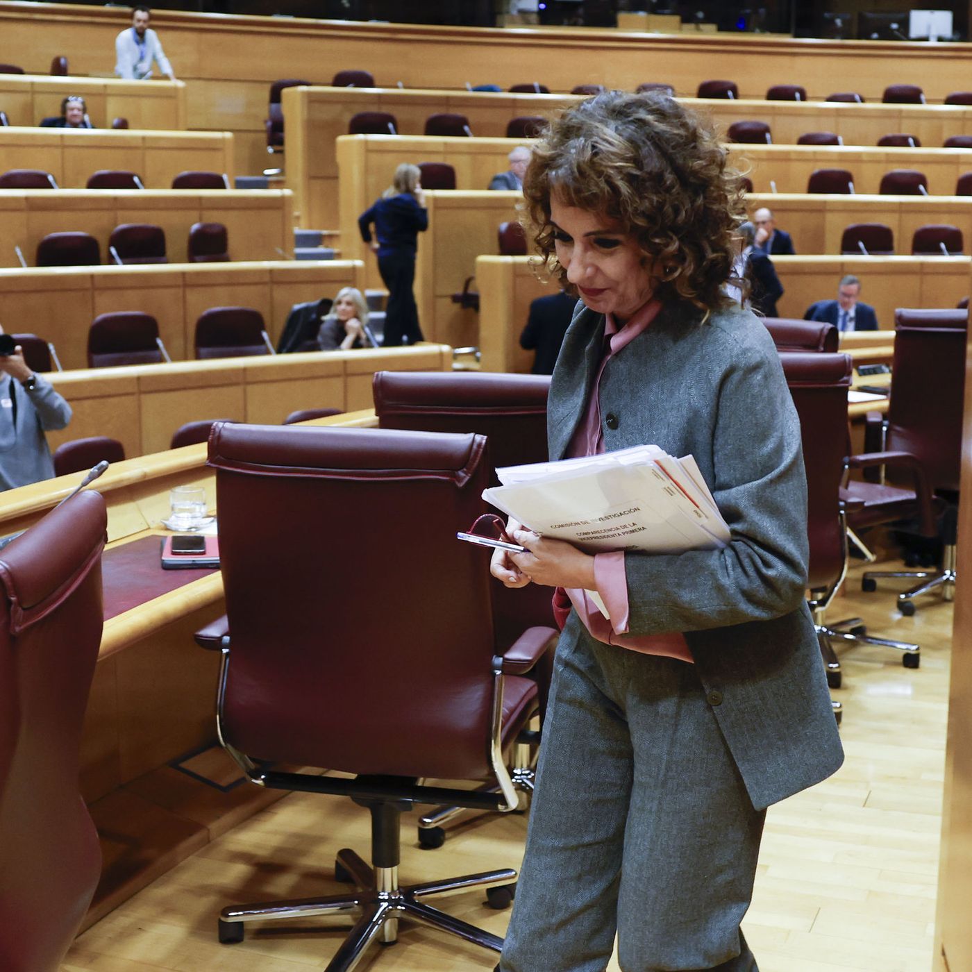 En este país llamado España: Las respuestas de María Jesús Montero sobre la trama