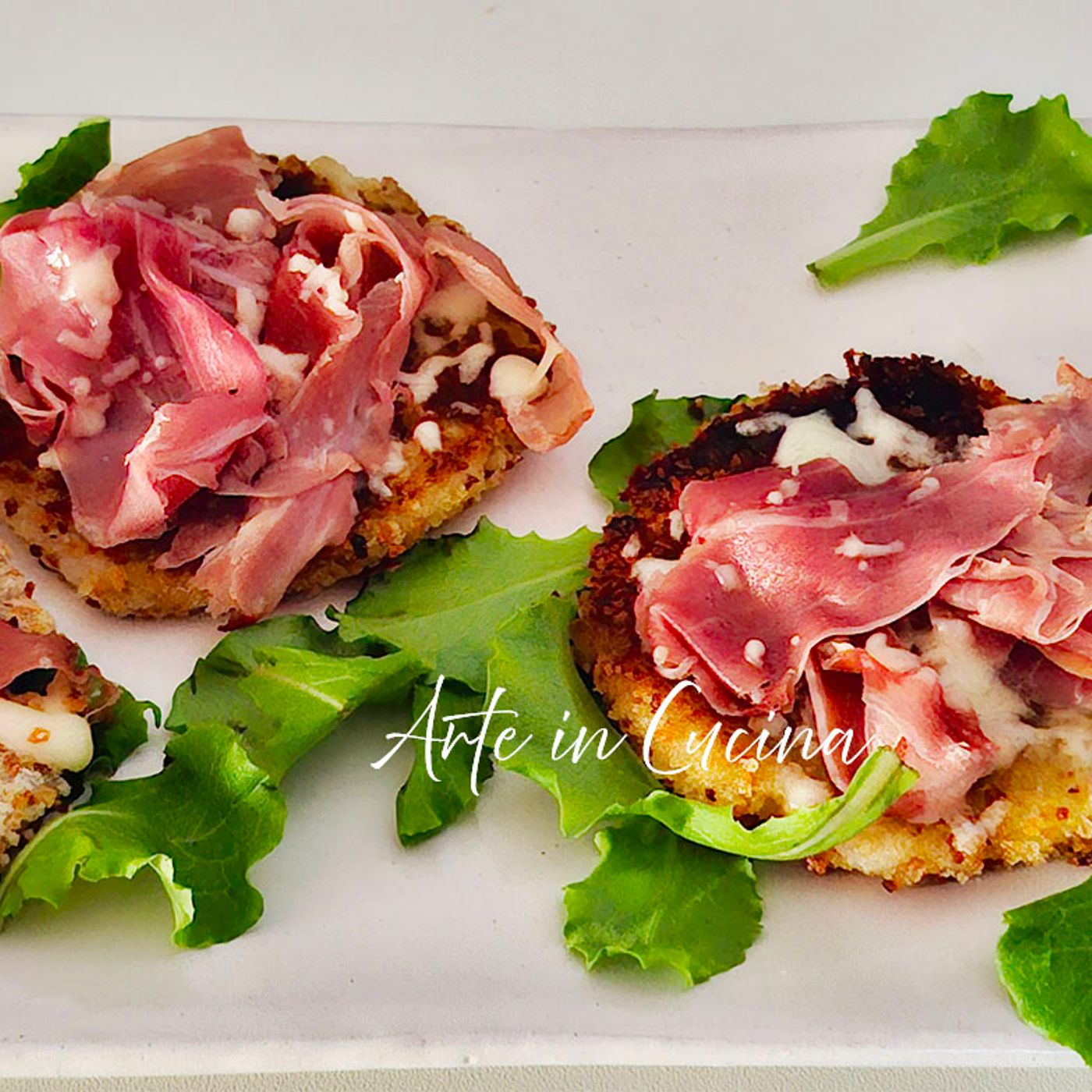 Pizzette di patate schiacciate con prosciutto e formaggio