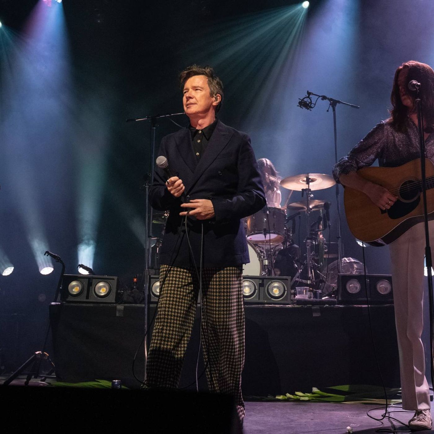 Watch Rick Astley join Blossoms for ‘Joke About Divorce’ at Tramlines