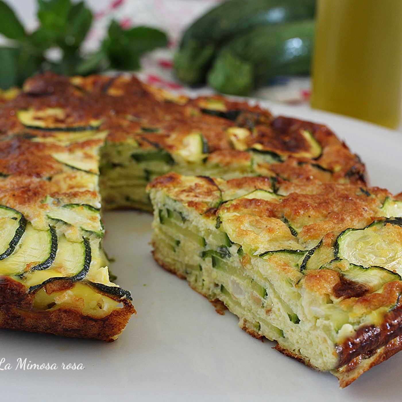 Frittata di zucchine al forno soffice, con zucchine aggiunte a crudo