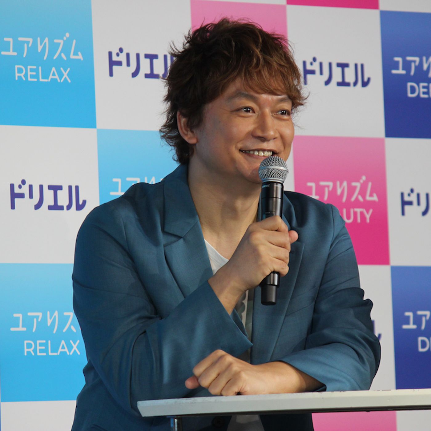 香取慎吾、草彅剛とのリラックスしすぎなラジオ秘話「ずっと髪を切っているんです」　“理想の自分像”も明かす episode artwork
