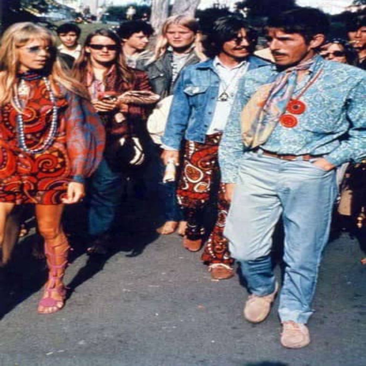 El Club de los Beatles: George entre una multitud "Hippie" episode artwork