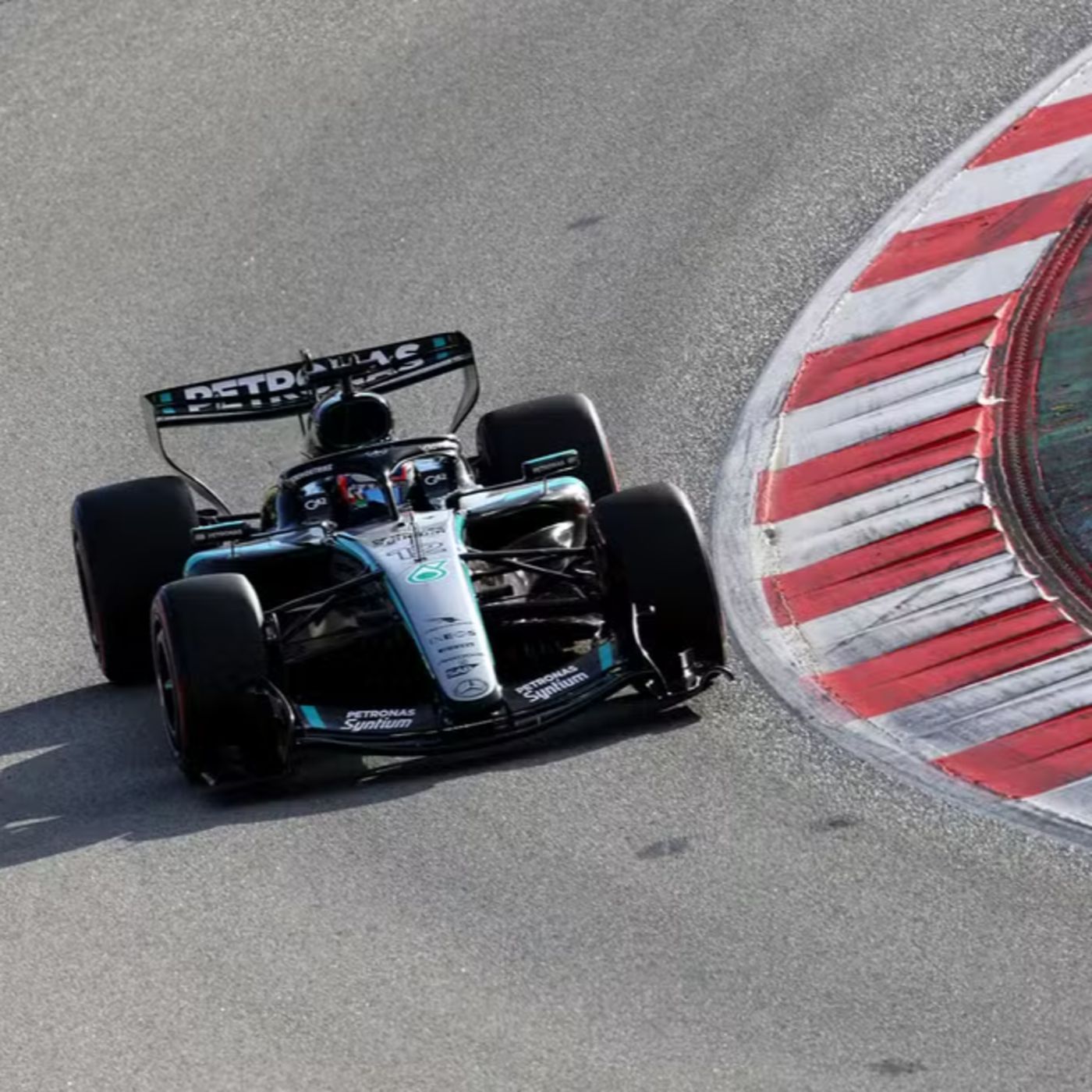 F1 2026: Hadjar lidera e Mercedes brilha no primeiro dia de testes episode artwork