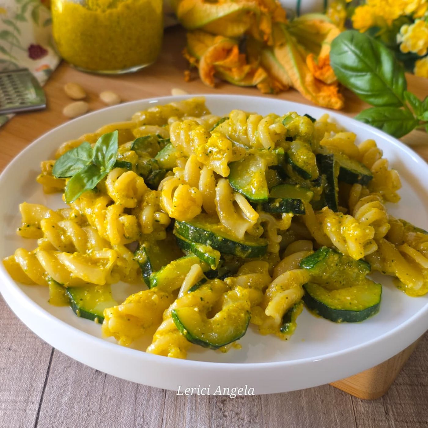 Il primo piatto con zucchine e pesto di fiori di zucca light e pronto in un lampo episode artwork